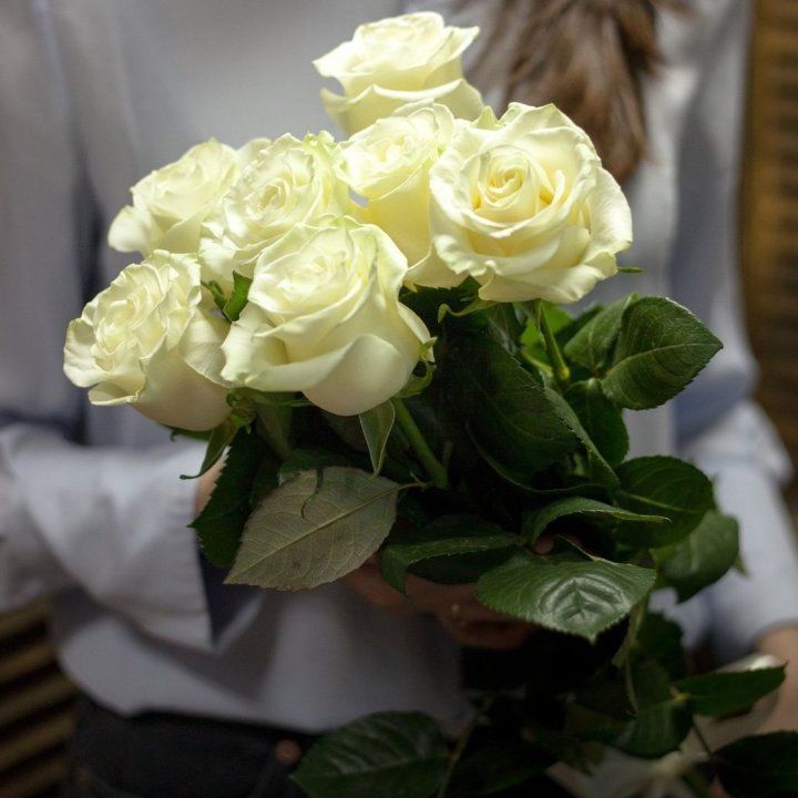 7 белых роз в Сейшелах